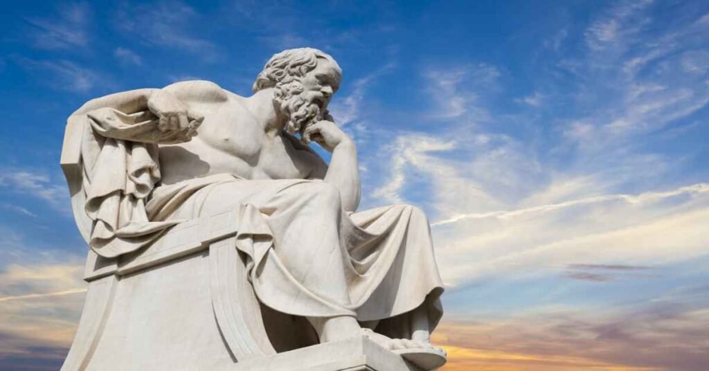 Estatua de un filósofo griego reflexionando, símbolo del estoicismo.